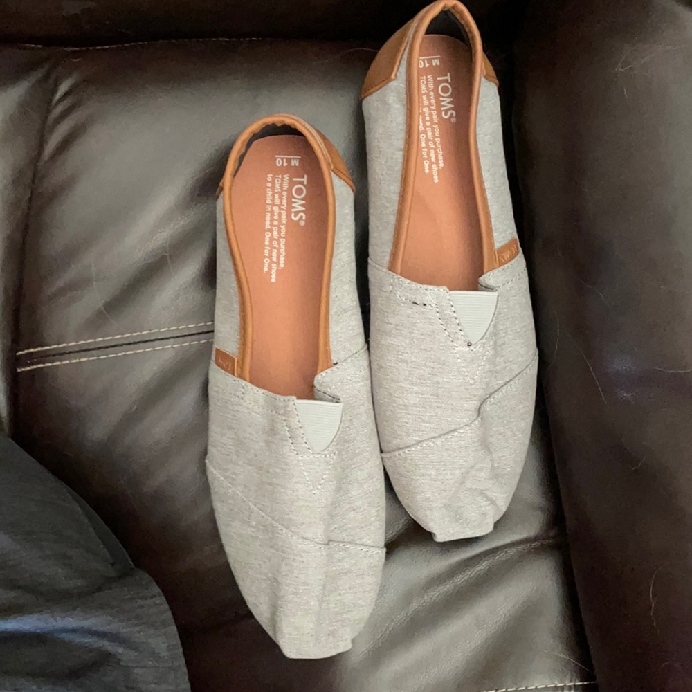Never worn toms